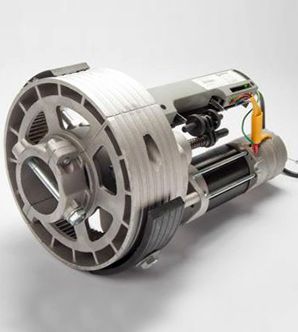 Motor eléctrico con rueda grande de aluminio, utilizado para abrir y cerrar persianas o estores. Carcasa negra del motor y cableado visibles.