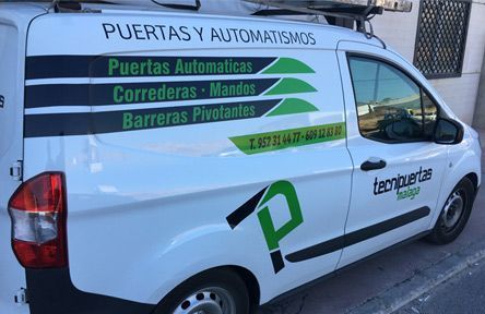 Furgoneta blanca con rotulación 