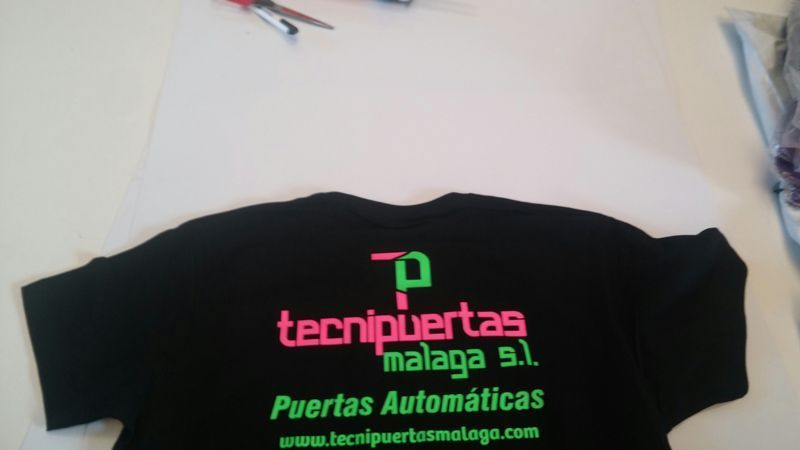 Camiseta negra con el logo de la empresa: 