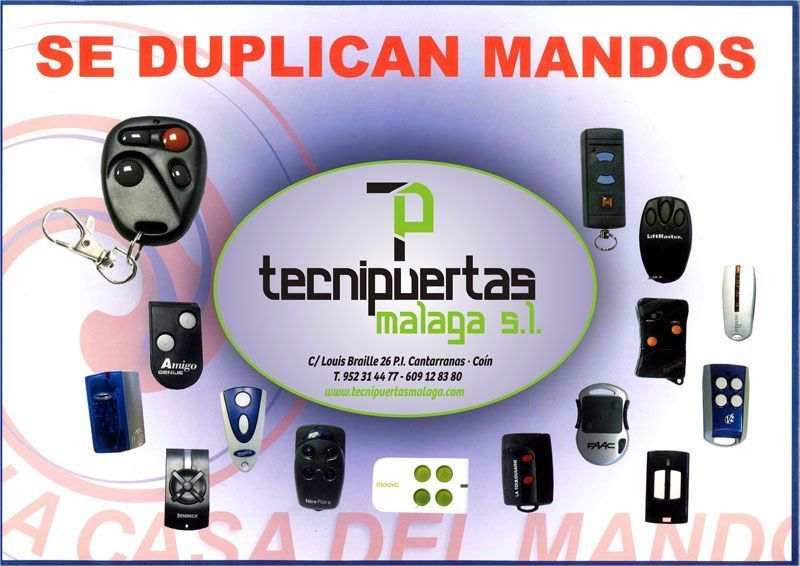 Anuncio de TecniPuertas en Málaga que ofrece servicios de duplicación de mandos a distancia. Muestra varios modelos de mandos a distancia.