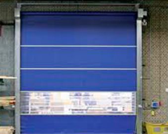 Puerta rápida azul de estilo industrial con ventana transparente. Está montada en un marco metálico, probablemente para un almacén o instalación similar.