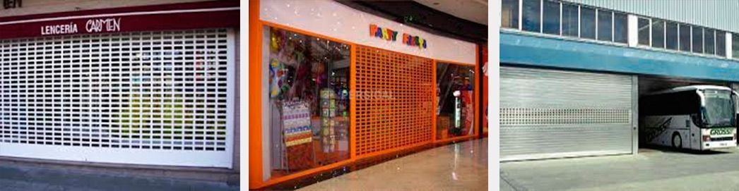 Tiendas con persianas cerradas, una fachada de color naranja brillante y un autobús dentro de un edificio.