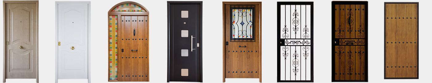 Colección de varias puertas de madera con diferentes estilos y diseños.