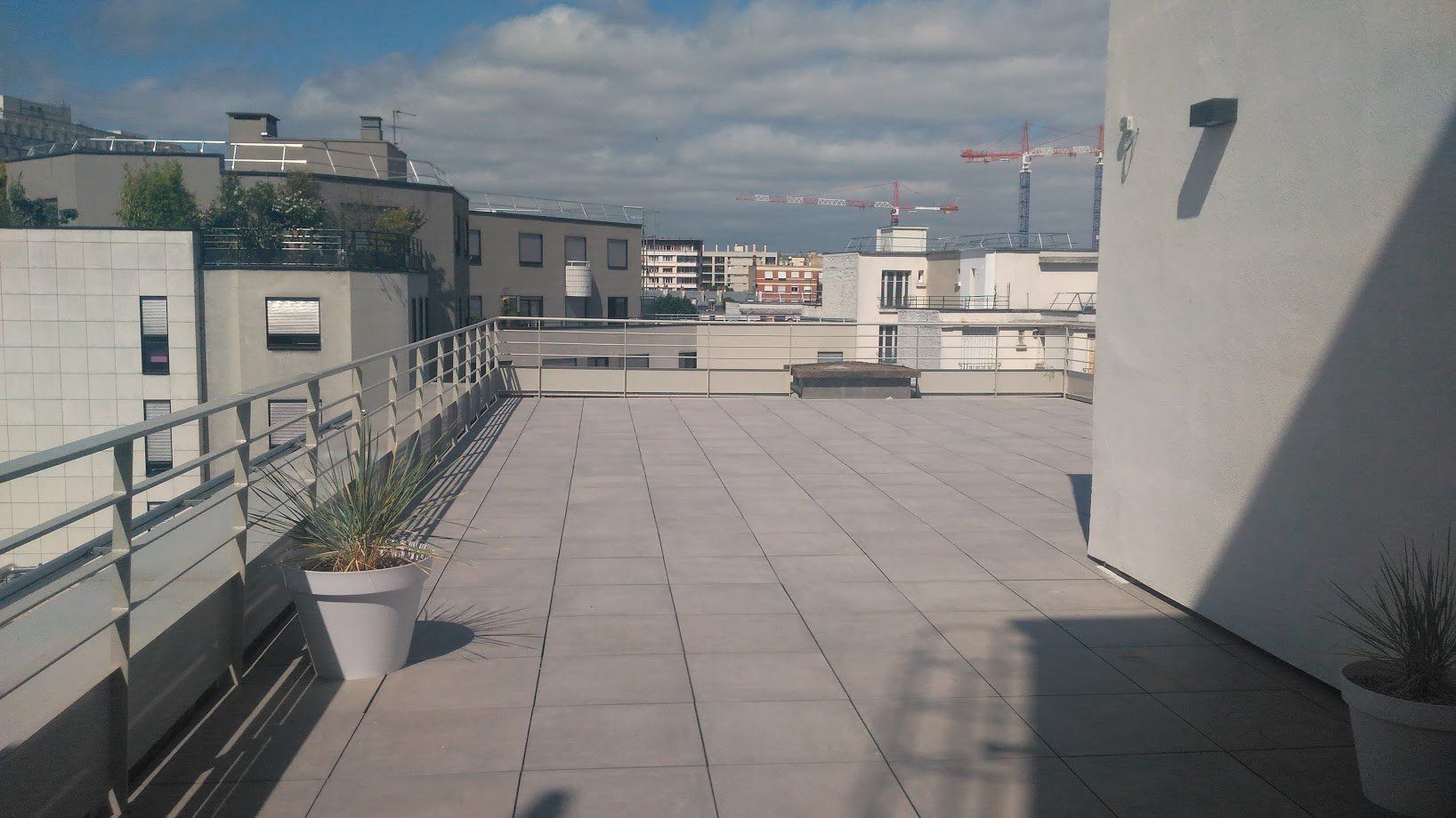Terrasse sur un toit avec des dalles