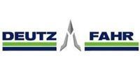 Logo DEUTZ-FAHR avec texte bleu foncé, emblème argenté, barres vertes et bleues.
