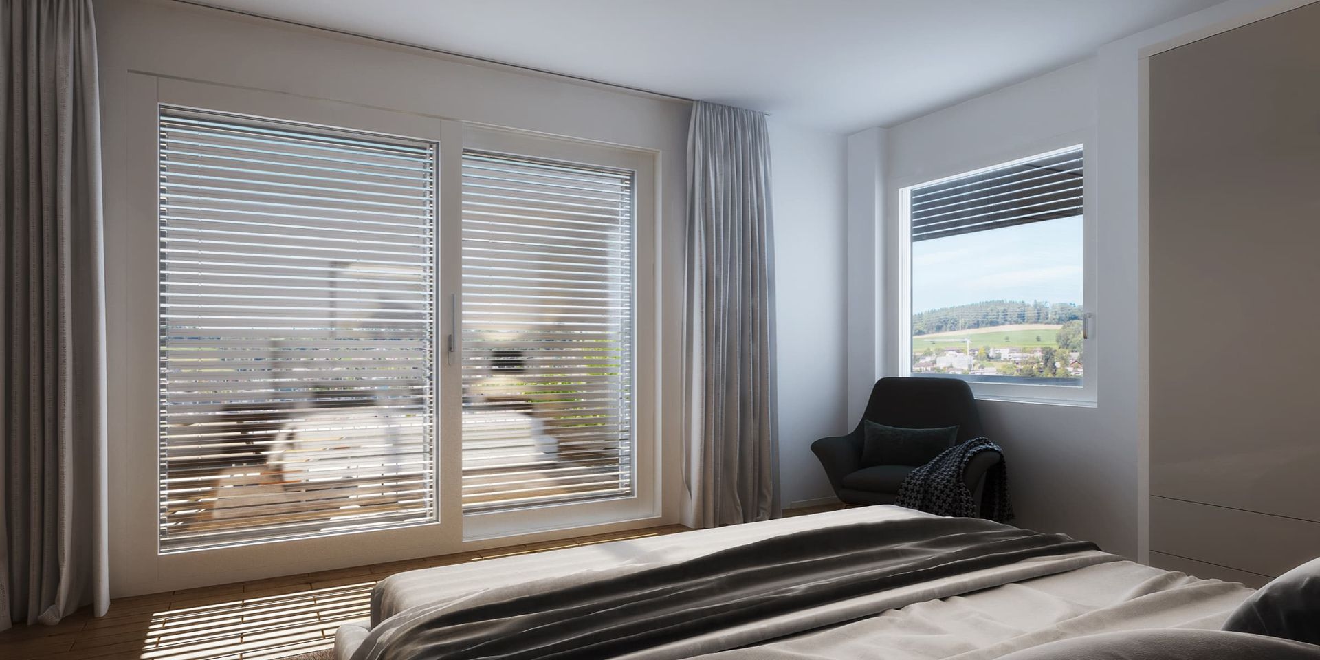 Ein Fenster mit einem teilweise geschlossenen, dunkelroten Aussenrollladen, eingelassen in eine hellpfirsichfarbene Hauswand.
