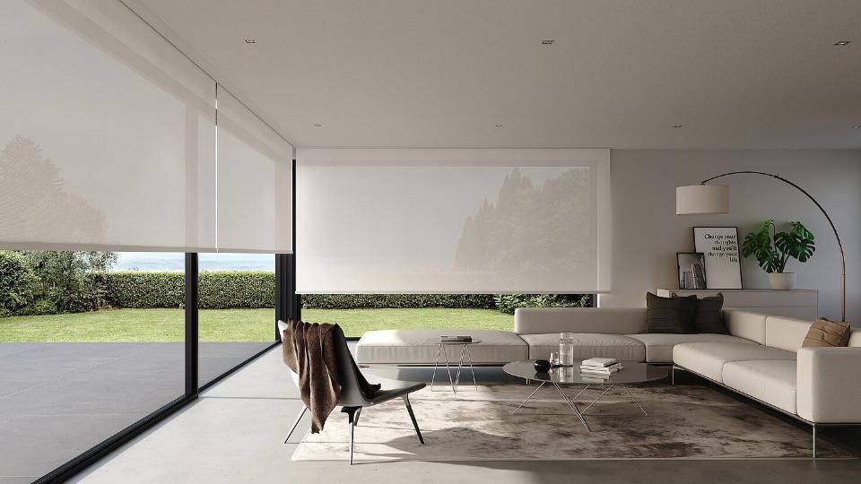 Ein modernes Wohnzimmer mit grossen Fenstern, leichten Rollos, einem Ecksofa, einem Couchtisch und einer Bogenstehlampe.