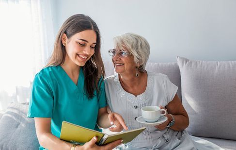 Pflegerin und Patientin