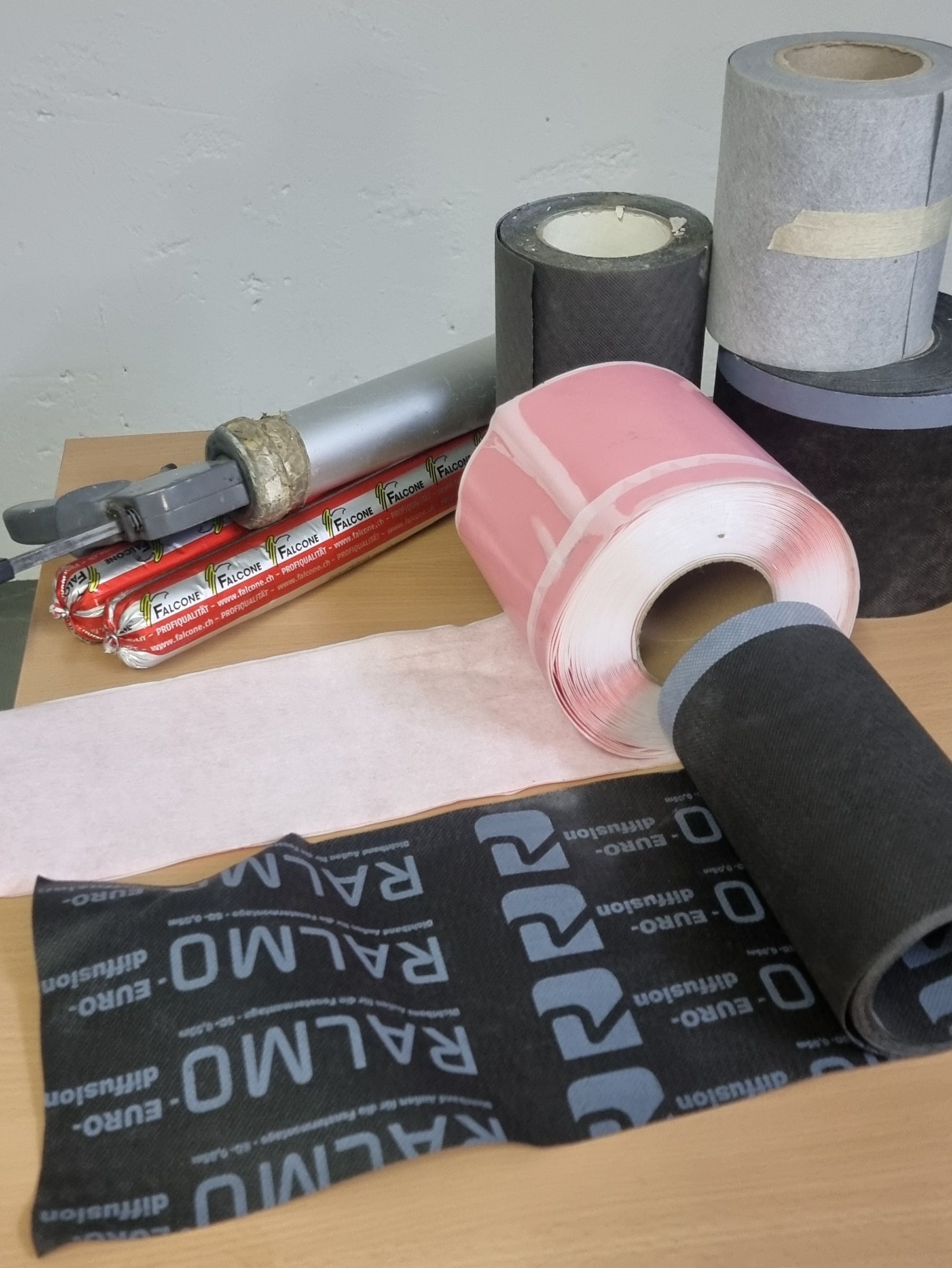 Handwerker dichtet Fliesen ab