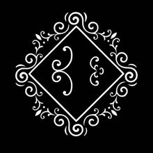 Logotipo ornamental blanco con las iniciales "B" y "E" dentro de un marco en forma de diamante sobre un fondo negro.