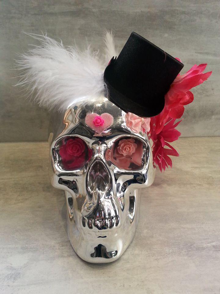 Déco tête de mort avec plumes