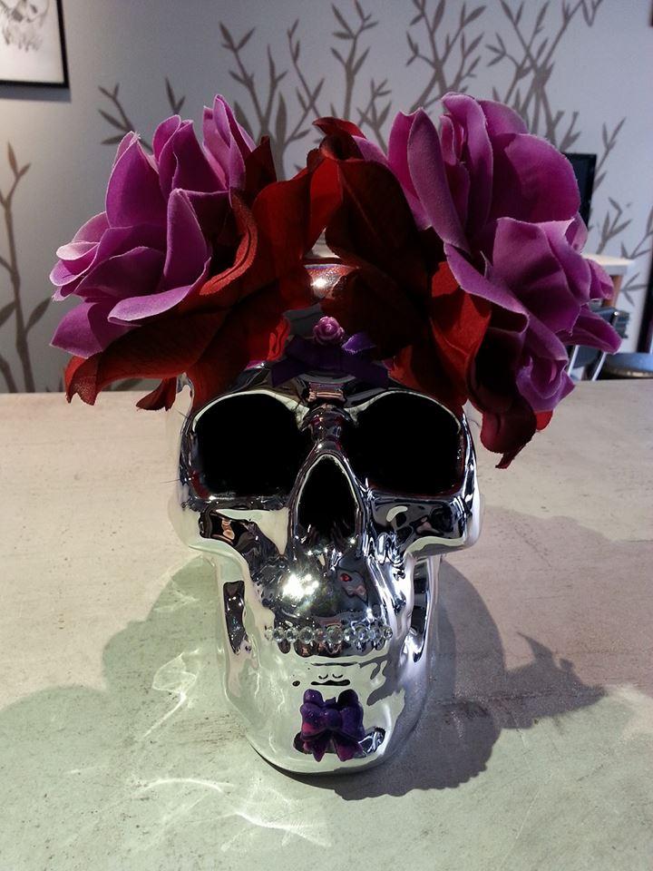 Déco en fleurs couleur mauve tête de mort