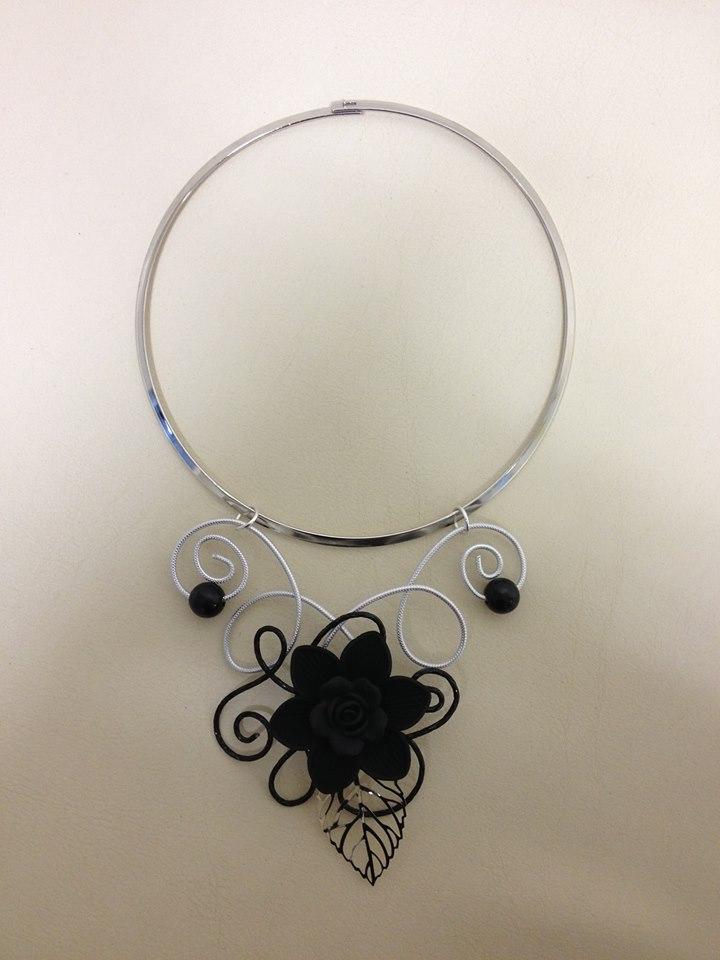 Bijou, collier couleur noire