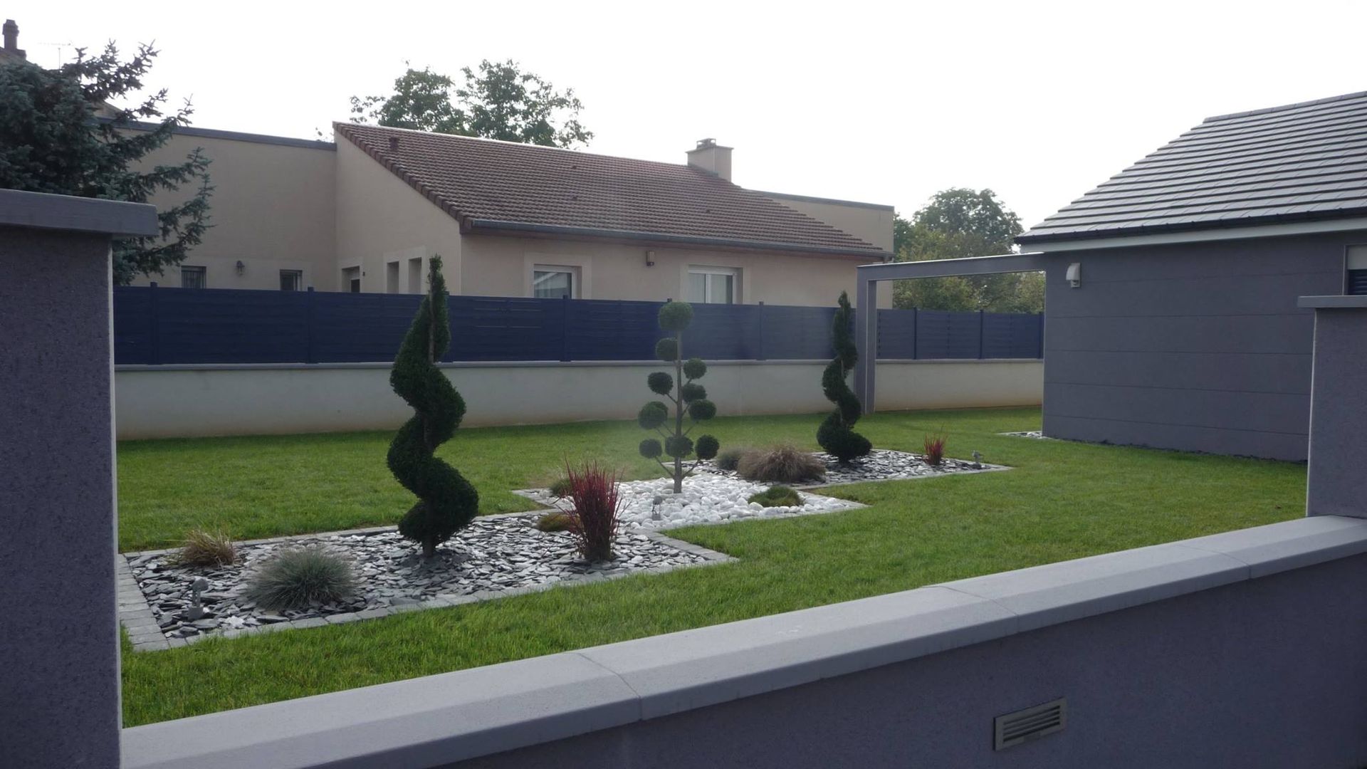 Massif avec des plantes taillées