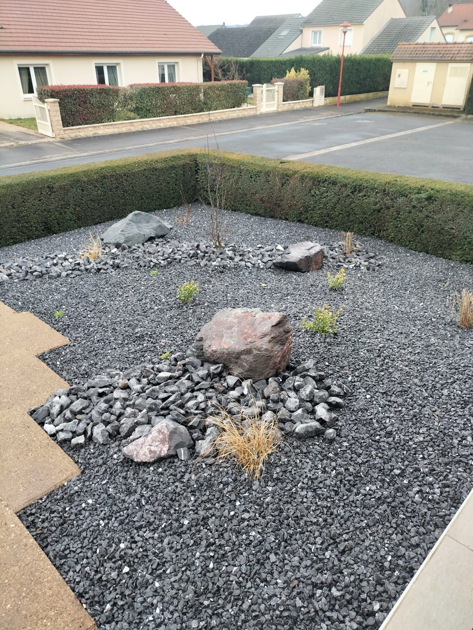 Massif en galets noirs avec de grosses pierres