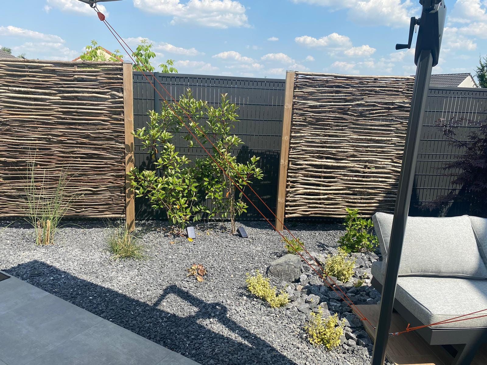 Massif de galets noirs