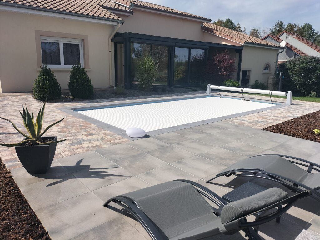 Terrasse dallée autour d'une piscine