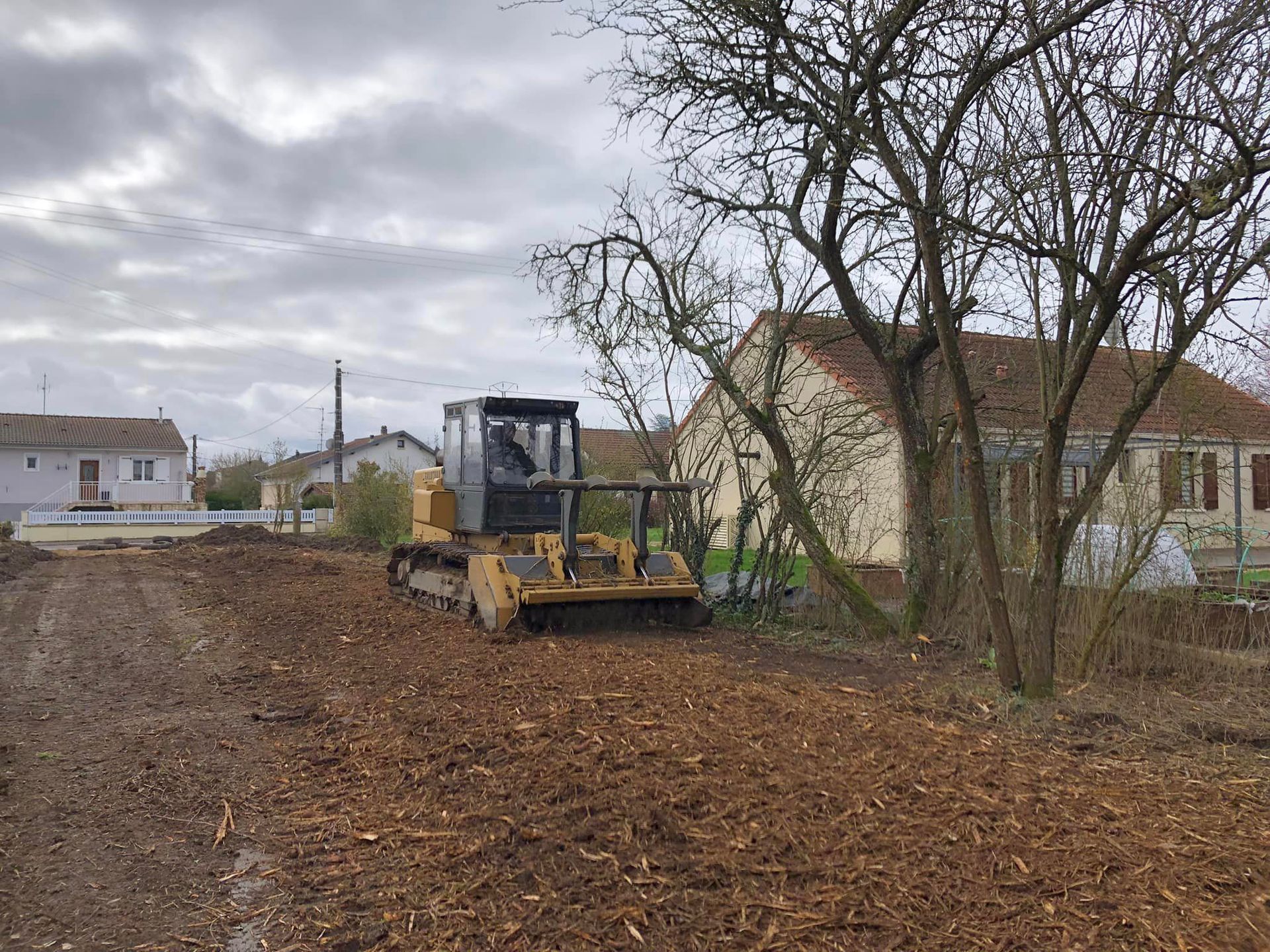 Terrain avec du BRF disposé dessus