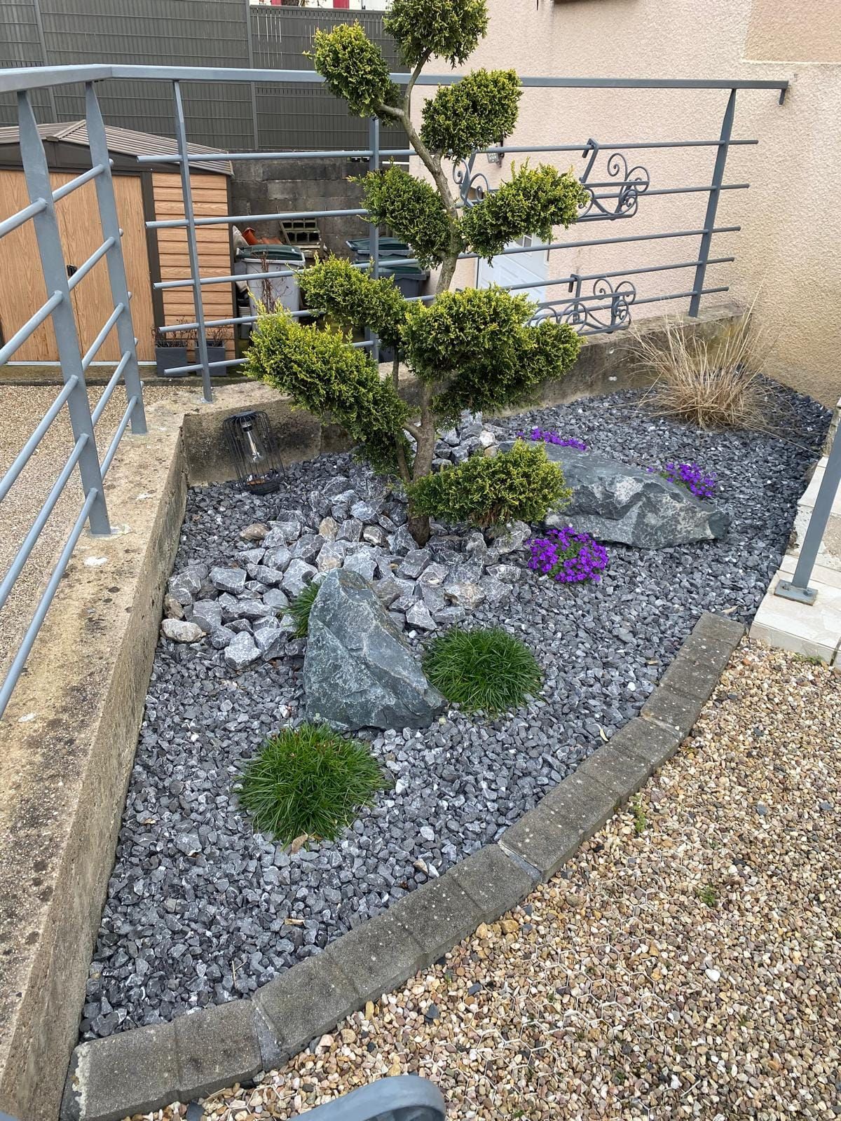 Massif de jardin dans un angle 