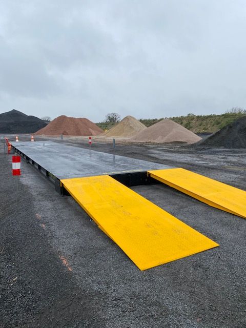 Pont-bascule avec rampes de montée jaunes
