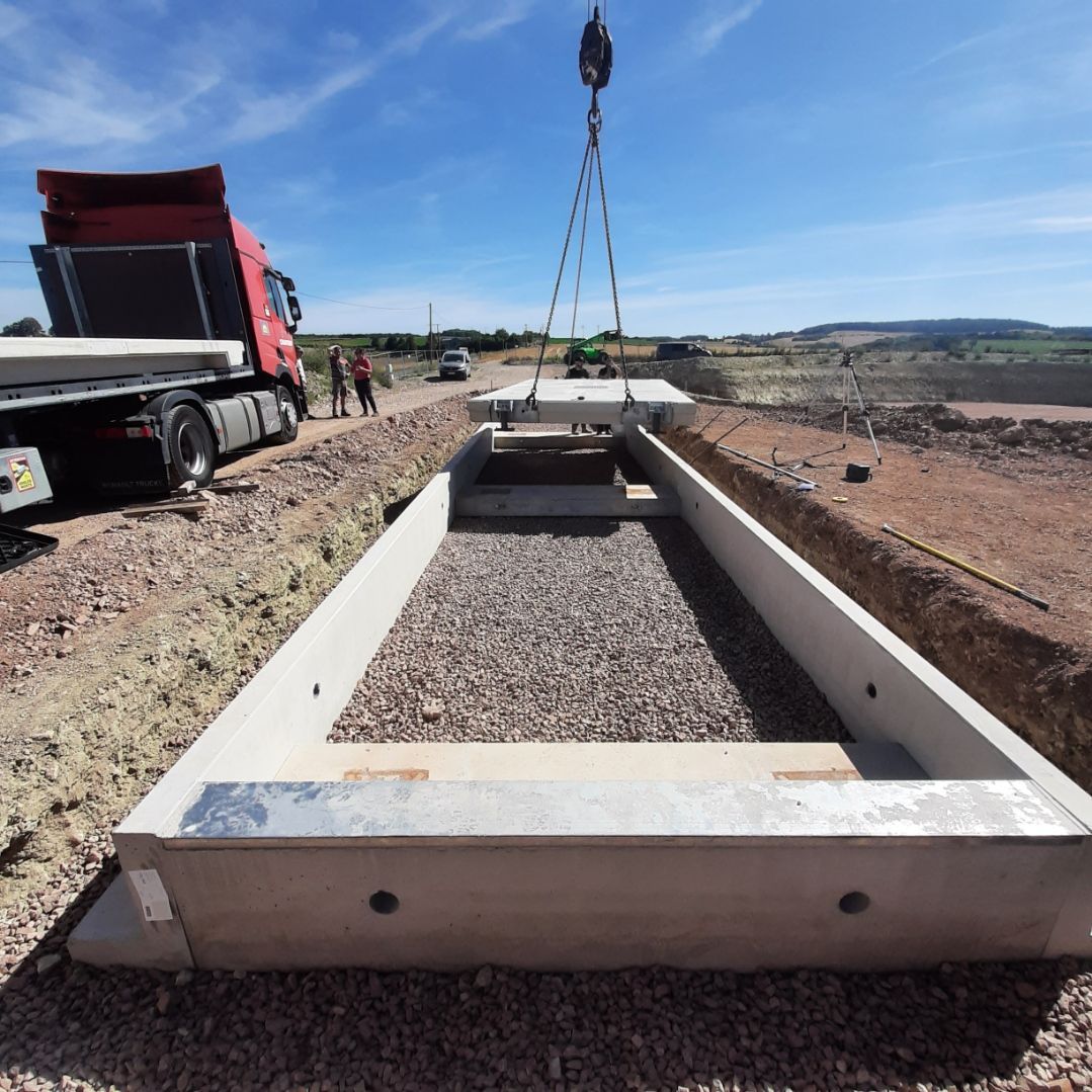 Installation d'un pont-bascule dans une zone industrielle
