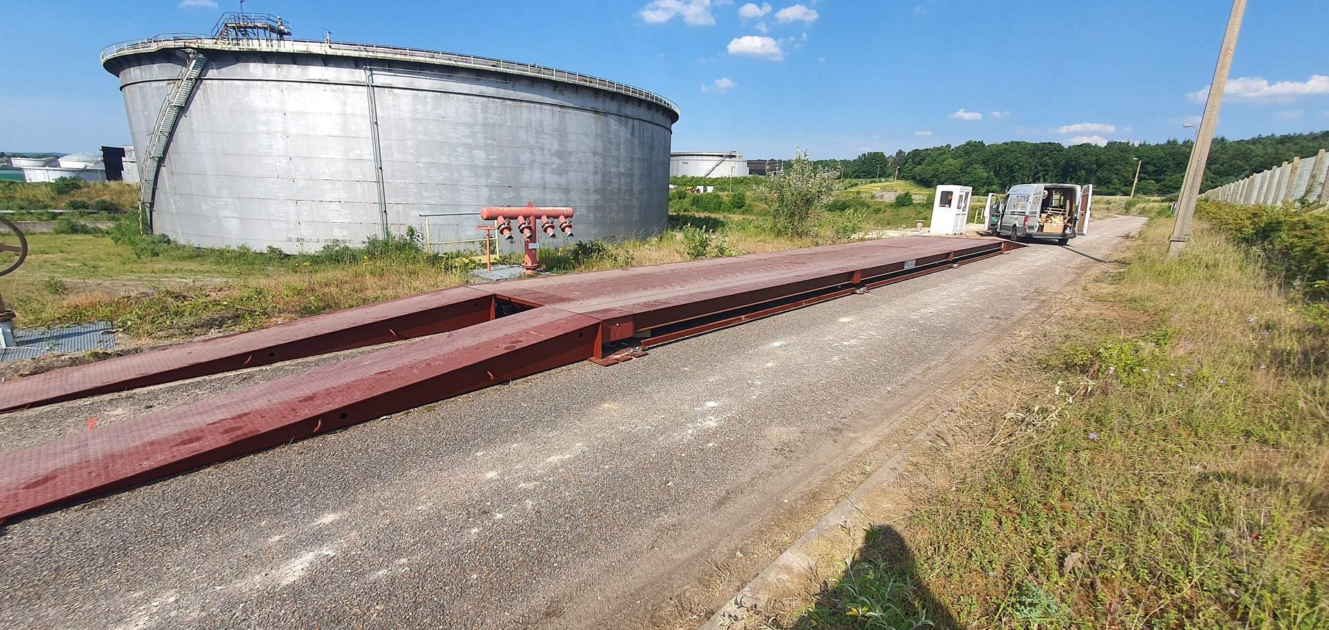 Camion Denis Pesage devant un pont bascule