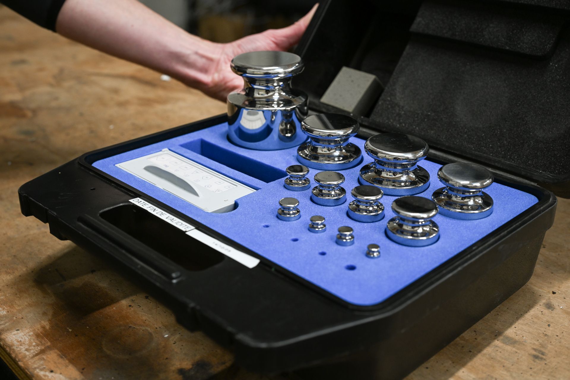 Balance noire avec de multiple poids permettant le calibrage d'une balance