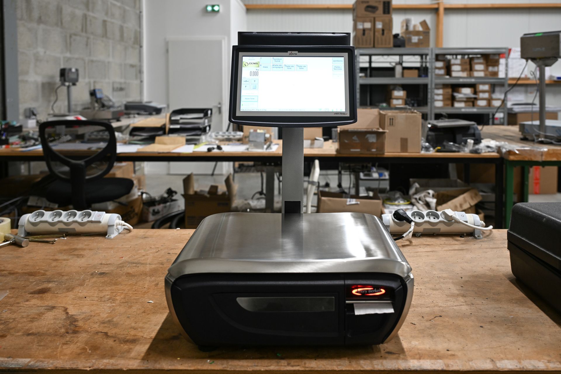 Balance pour commerce noire sur table en bois