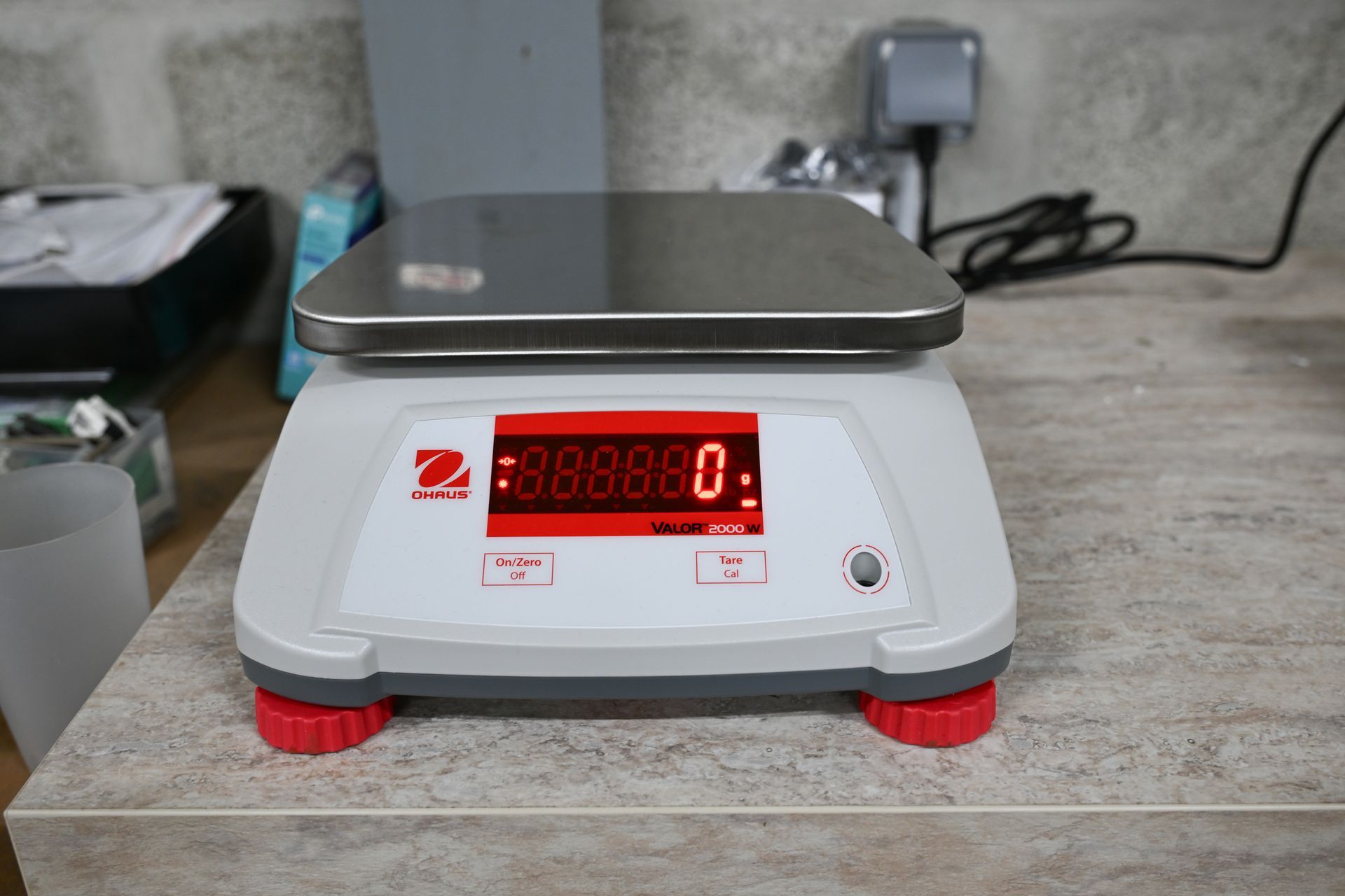 Balance précise blanche avec cadran rouge