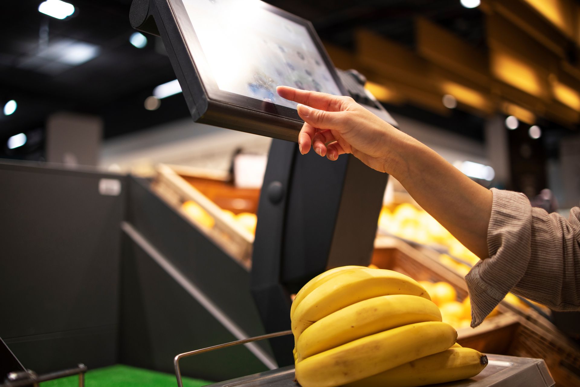 Balance tactile dans le rayon fruits et légumes d'un magasin