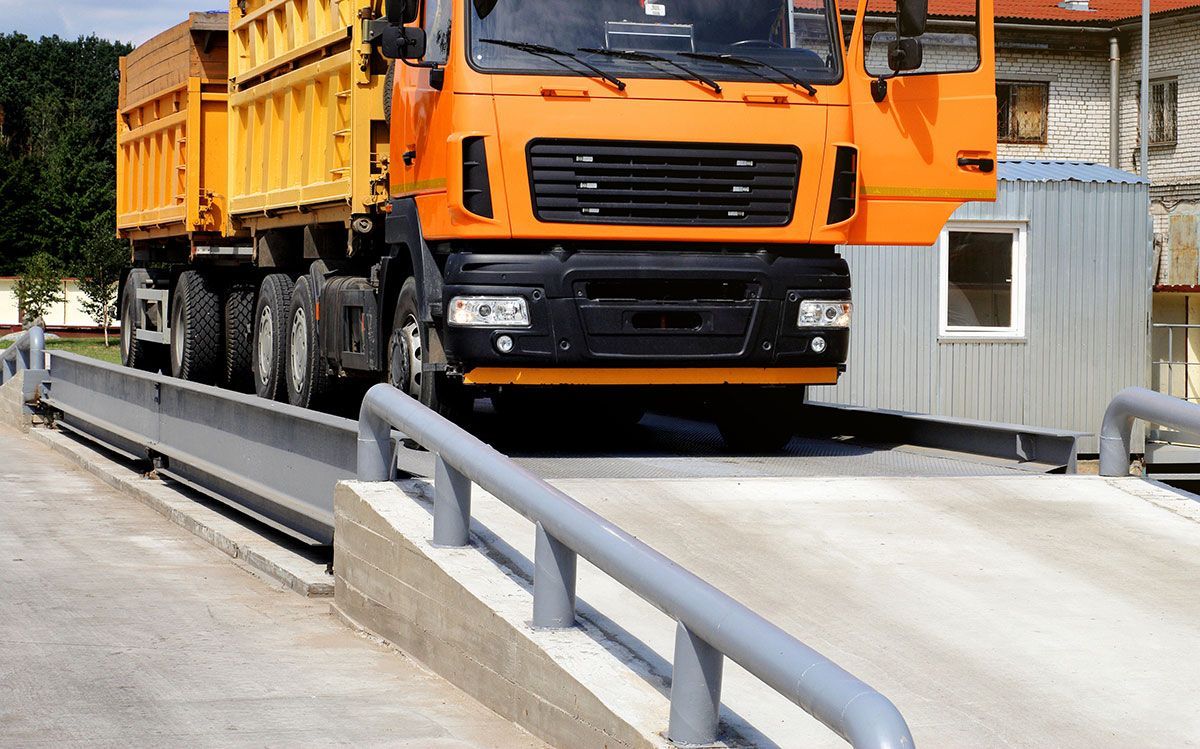 Camion de céréale qui passe sur un pont bascule