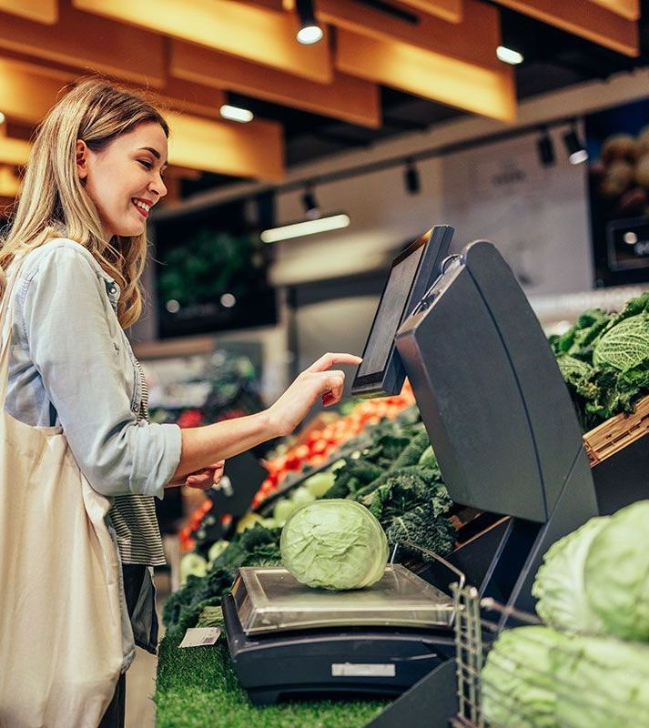 Femme qui pèse un choux sur une balance