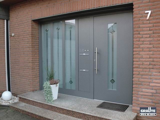 Graue Haustür mit Glaseinsatz - Graute Haustüren