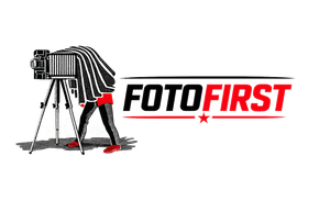Logotipo de FotoFirst con una c&aacute;mara negra y roja sobre un tr&iacute;pode y texto en negrita.