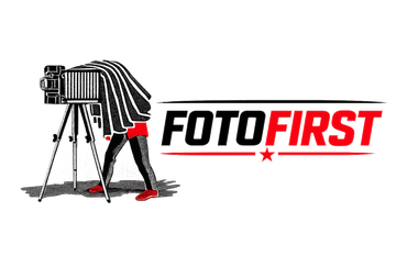 Logotipo de FotoFirst con una c&aacute;mara negra y roja sobre un tr&iacute;pode y texto en negrita.