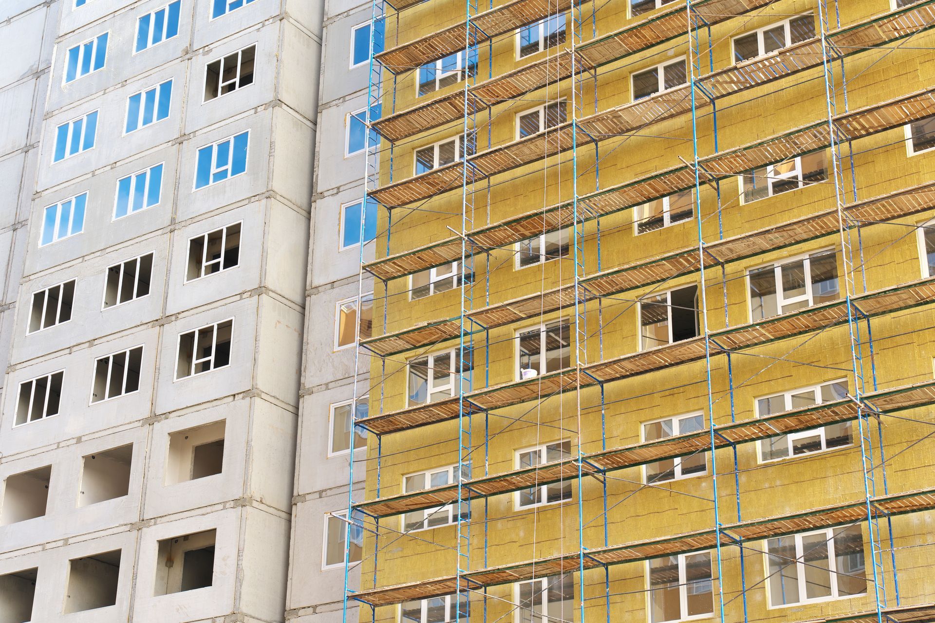 Des échafaudages avec filets de protection jaunes