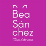Bea Sánchez, texto blanco sobre fondo magenta: nombre de la clínica, Clínica Veterinaria.