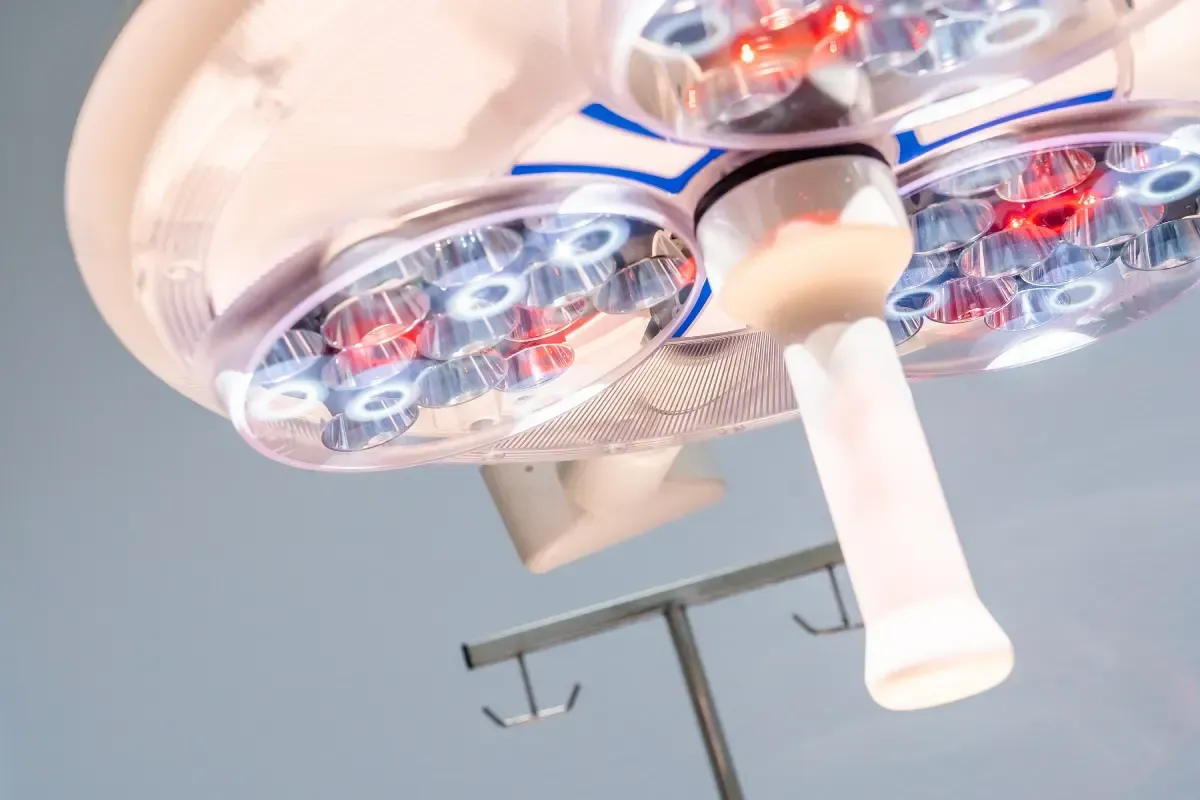 Lámparas quirúrgicas de techo con múltiples paneles LED en un entorno médico.