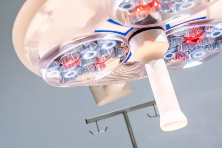 Lámparas quirúrgicas de techo con múltiples paneles LED en un entorno médico.