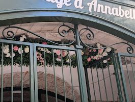 Portail arqué vert orné de fleurs et du nom « Annabelle ».