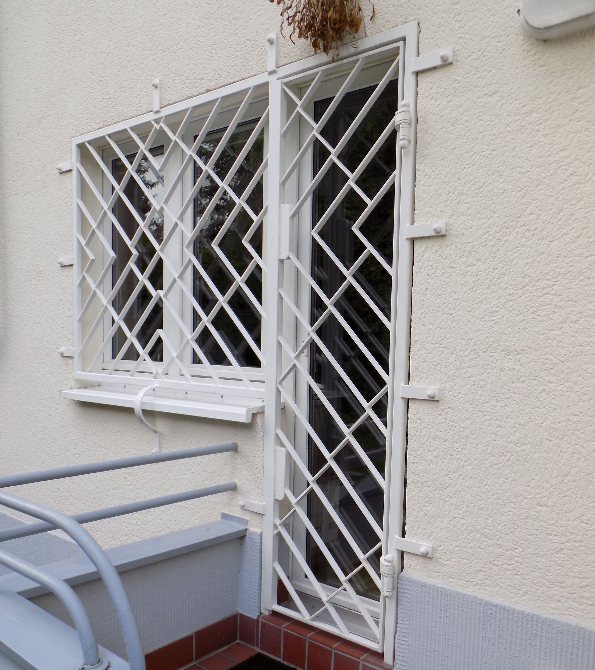 Eine weiße Tür mit einer schwarzen Matte davor