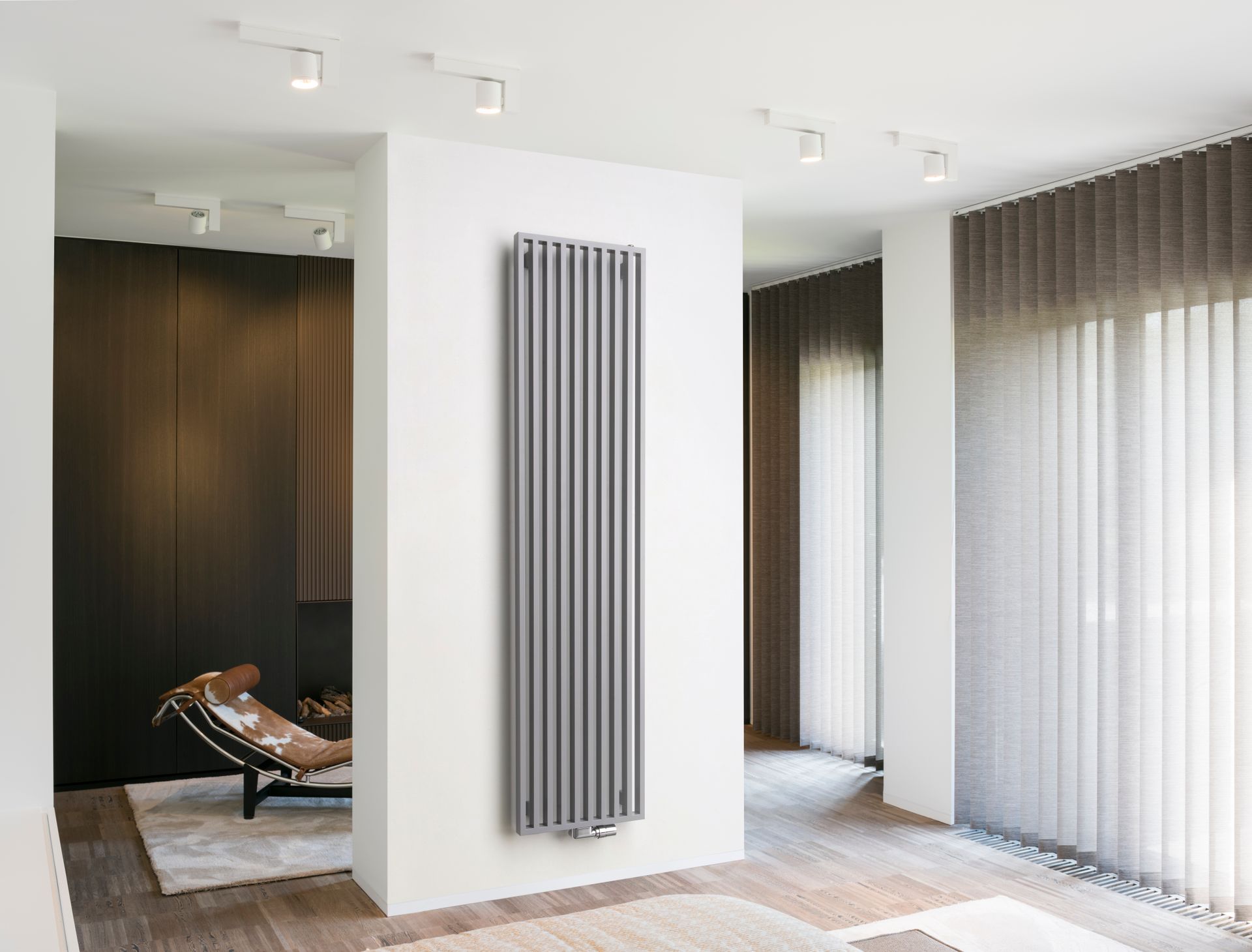 Ein Wohnzimmer mit einer Couch und einem Heizkörper an der Wand.