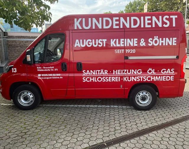 Ein roter Lieferwagen mit dem Wort „Kundendienst“ darauf