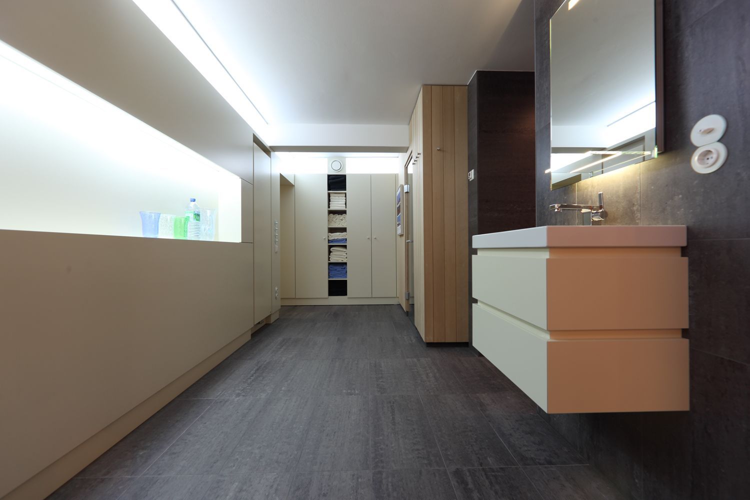 Ein Badezimmer mit der Zahl 8 an der Wand