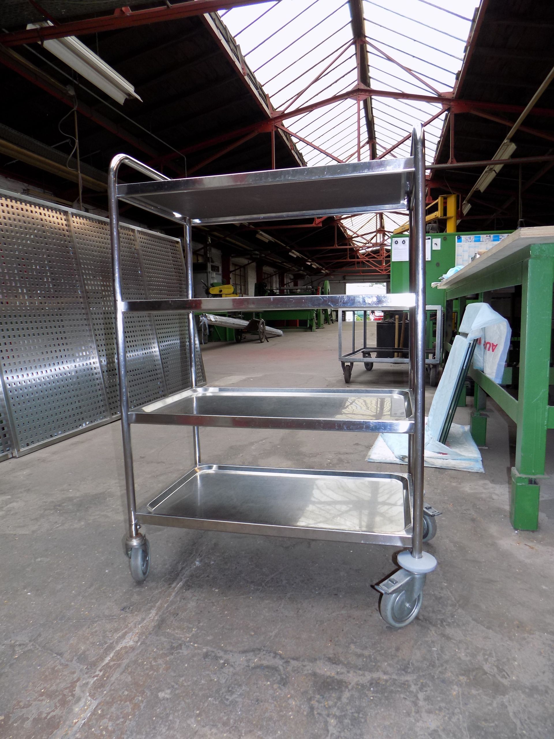 In einem Lagerhaus steht ein Wagen aus Edelstahl.