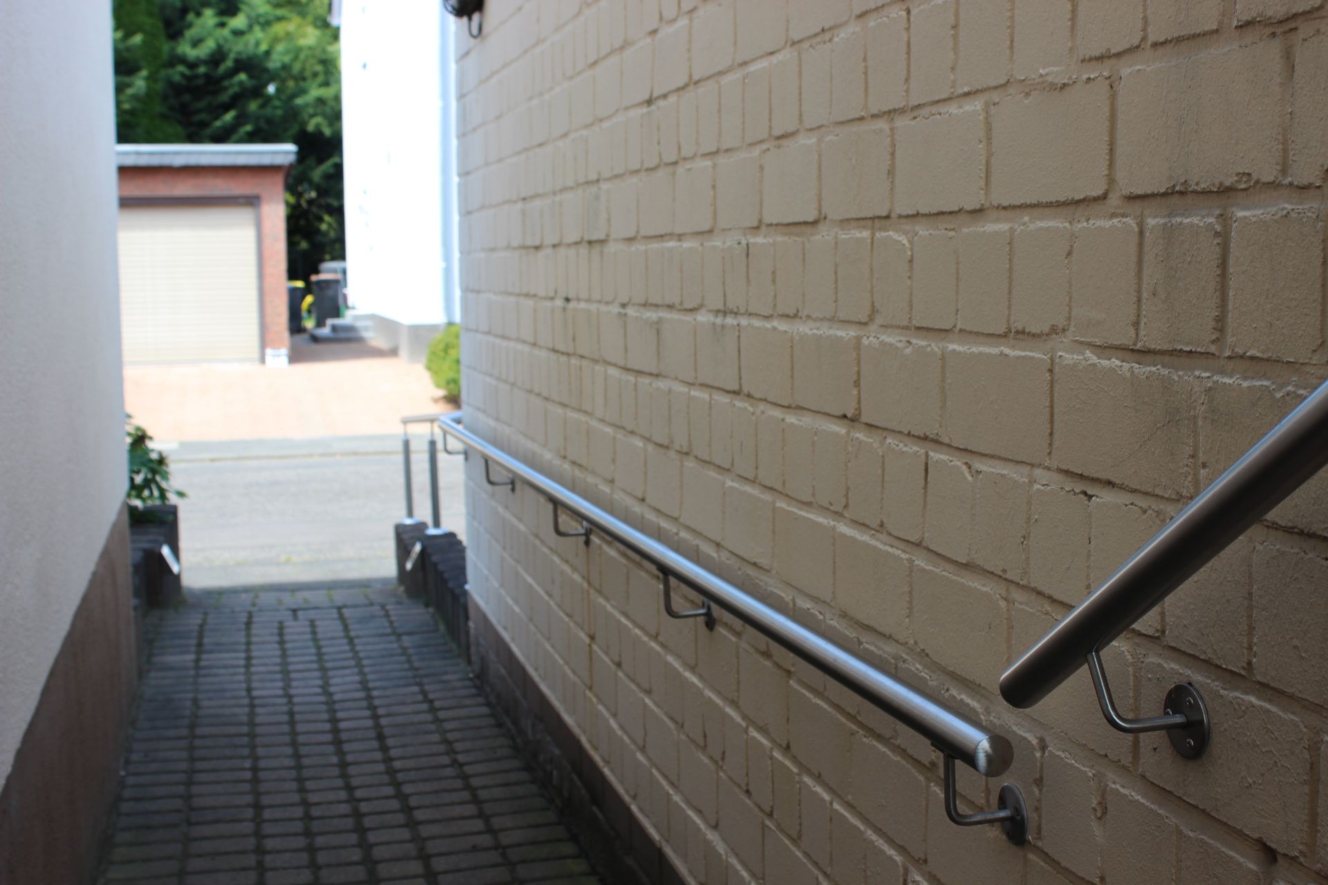 Eine Ziegelwand mit einem Handlauf an der Seite