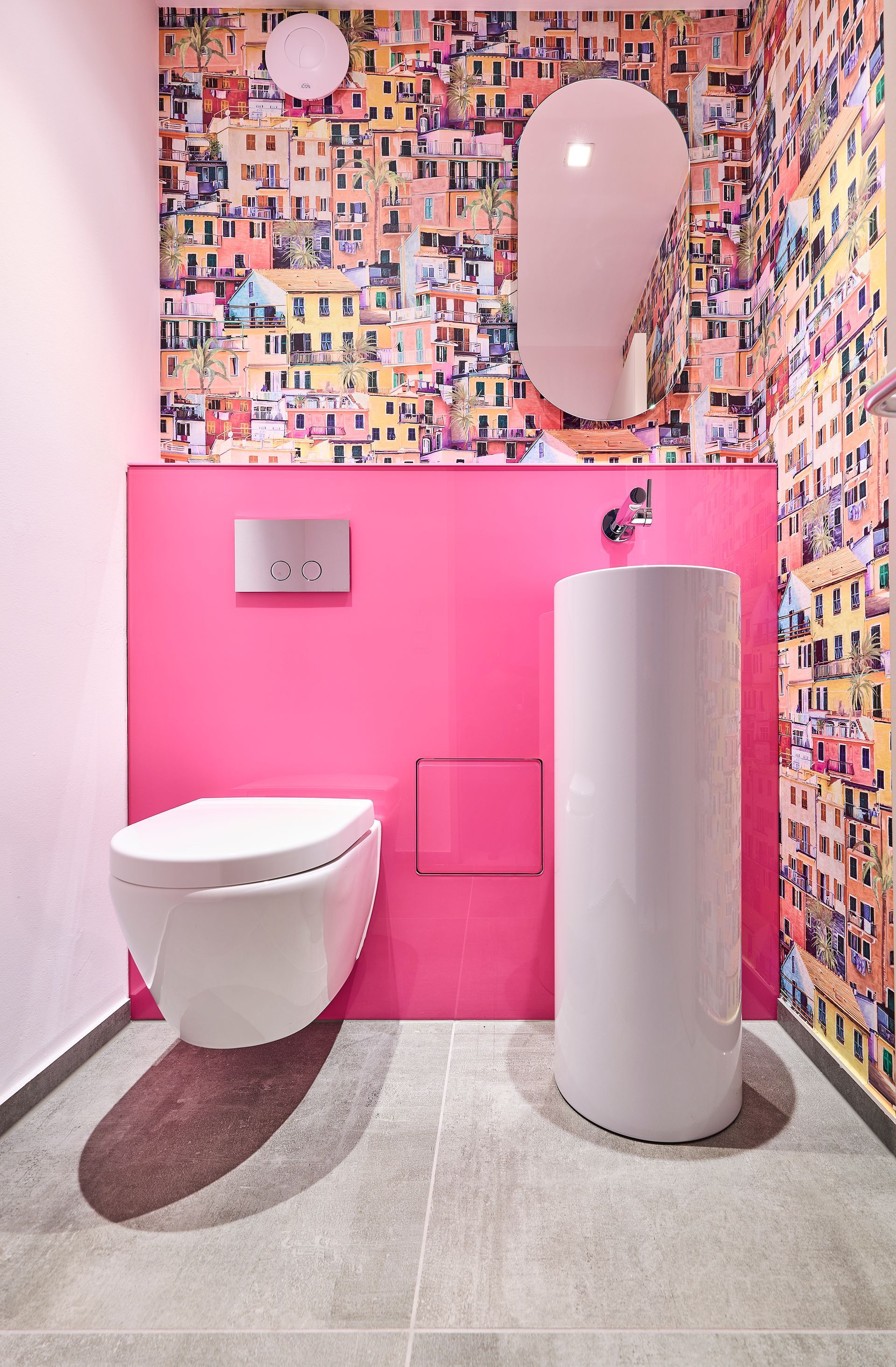 Ein Badezimmer mit Toilette, Waschbecken und Spiegel.