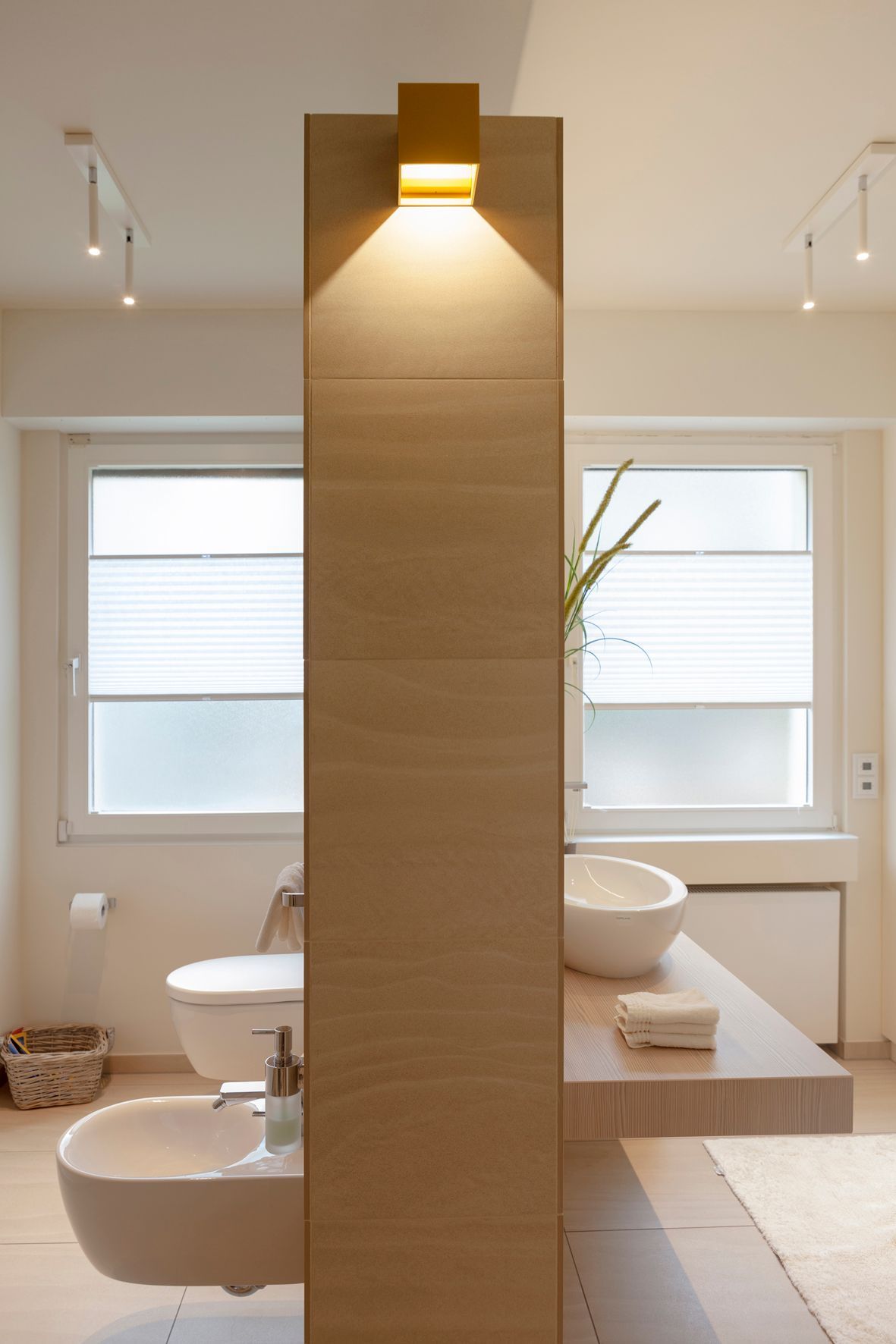 Ein Badezimmer mit zwei Waschbecken und einem Fenster