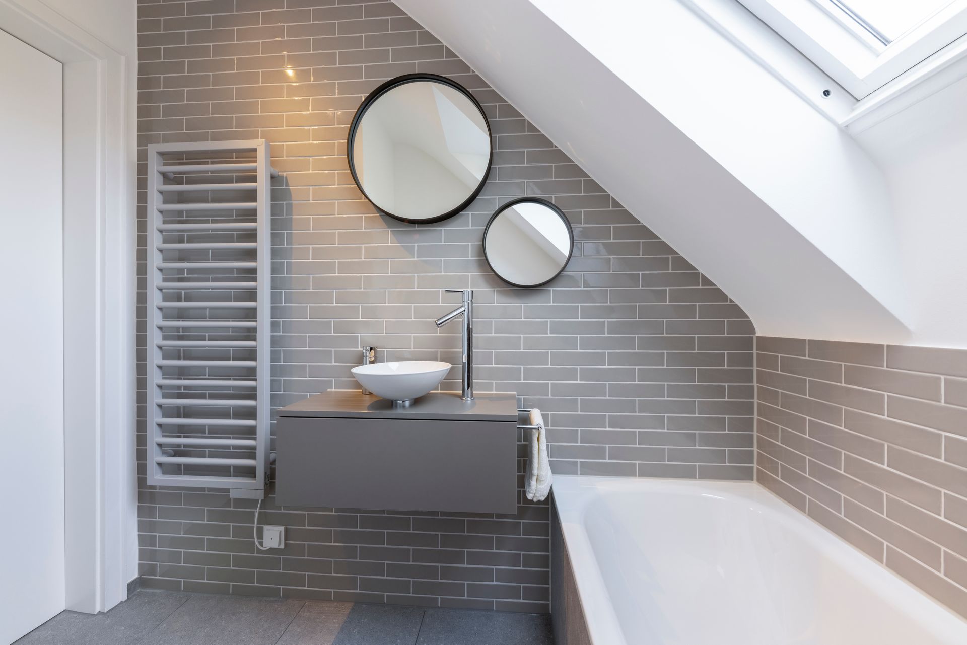 Ein Badezimmer mit Waschbecken und zwei Spiegeln an der Wand