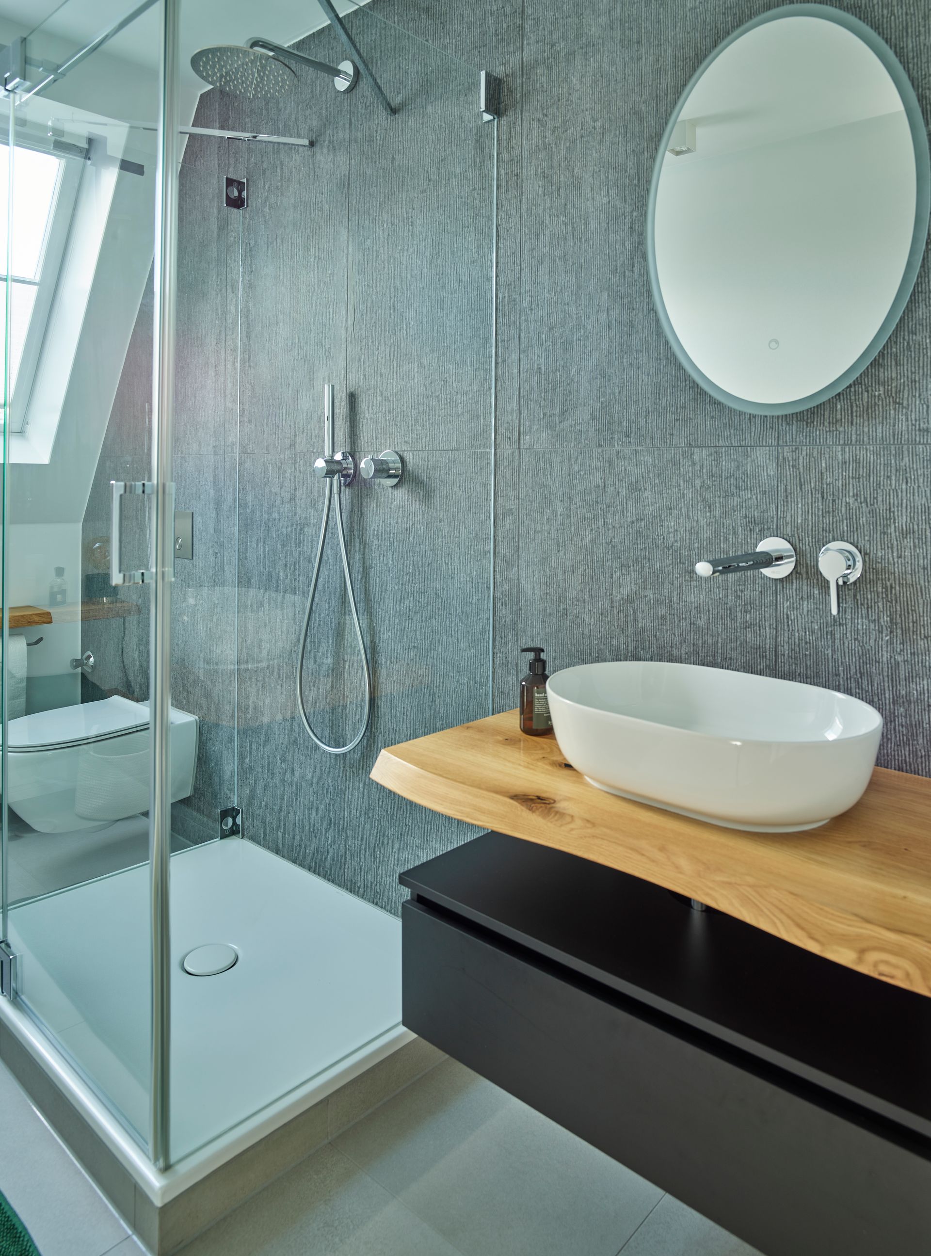 Ein Badezimmer mit Waschbecken, Toilette, Dusche und Spiegel.